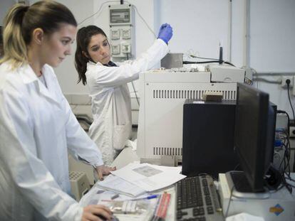 Dos investigadoras, en un laboratorio de geoquímica del CSIC en Sevilla.