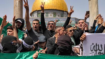 Un grupo de hombres cantaba eslóganes y enarbolaba pancartas, a las afueras de la mezquita de Al Aqsa, el viernes.