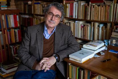 El escritor Andrés Trapiello en la biblioteca de su casa en Madrid.