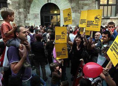 Protesta de profesores y padres de alumnos contra la política educativa de la Comunidad Valenciana.