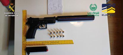 Una de las pistolas intervenidas en España dentro de la Operación Faukas, en una imagen facilitada por la Guardia Civil.