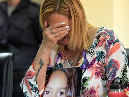 Carola Labrador, madre de Candela, llora al conocer la sentencia.