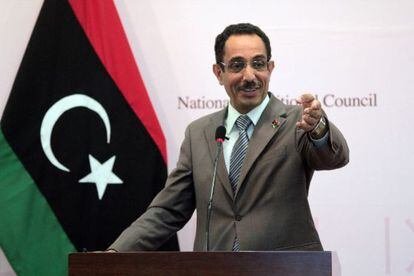 Abdel Hafiz Ghoga, vicepresidente del CNT, anuncia el juicio de quienes mataron a Gadafi.