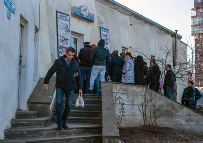 Un grupo de ciudadanos hace cola para conseguir comida en un comercio de Stepanakert, en Nagorno Karabaj, durante el bloqueo al enclave por parte de Azerbaiyán, el 30 de diciembre de 2022. 