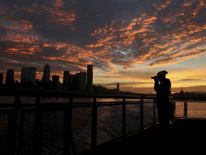 Una mujer fotograf&iacute;a el atardecer en Seattle (Estados Unidos), ejemplo de ciudad global gracias al empuje de las grandes empresas tecnol&oacute;gicas. 