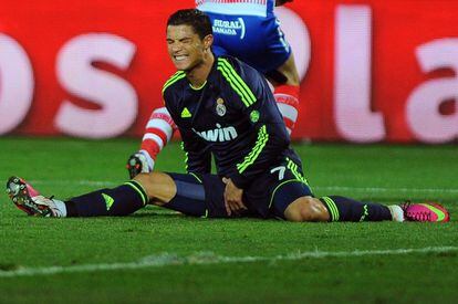 Cristiano Ronaldo en el suelo, tras sufrir una falta.