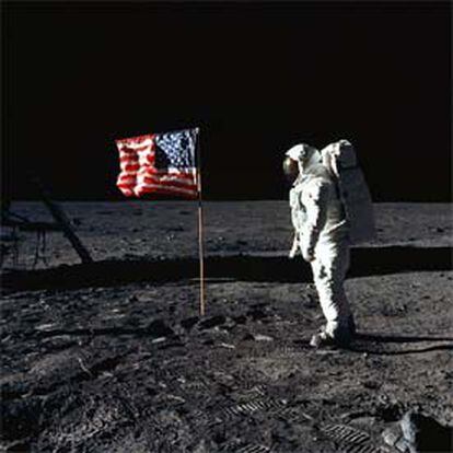 El viaje del Apolo XI que había salido el 16 de julio de cabo Kennedy fue el programa espacial más costoso del gobierno estadounidense, una carrera sin cuartel contra la Unión Soviética. El gran salto para la Humanidad estuvo presidido por la bandera de Estados Unidos que Aldrin admira en esta imagen.