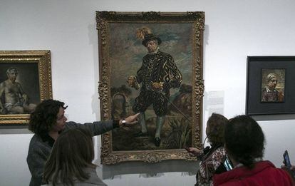 Giorgio De Chirico se auotorretrató en varias ocasiones. En la imagen se muestran algunos de los cuadros donde aparece vestido con ropajes del siglo XVII con un estilo que se acerca al de otros pintores barrocos como Rembrandt o Van Dyck.