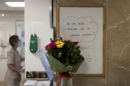 Una pizarra colgada en una planta de hospitalización del Sant Joan de Déu donde se puede leer la frase: "No hay mejor medicina que un corazon contento".