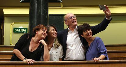 Joseba Agirretxea, diputado del PNV, se fotografía con varias diputadas en el hemiciclo antes de la sesión constitutiva del Congreso. 