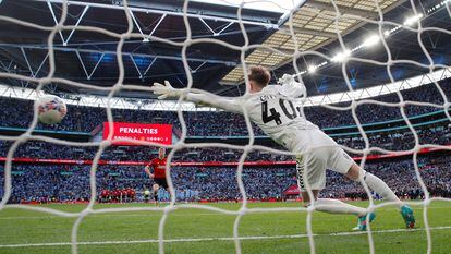 Rasmus Hojlund anota el penalti ganador frente al Coventry en Wembley.