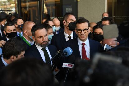Lider Vauxhall Santiago Abascal, po lewej, wychodzący z Ultra Summit w Madrycie z polskim premierem Mathewsem Moraviciem.