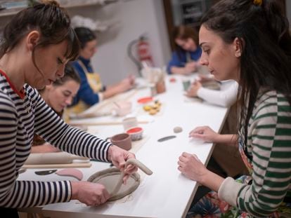 Susana López (a la izquierda), profesora de los talleres de Lola Verona, enseña a una alumna la técnica del churro en uno de sus cursos de modelado en Madrid.