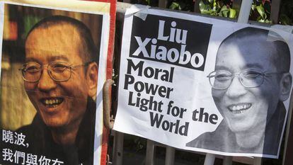 Varias pancartas piden la liberación del nobel de la Paz chino Liu Xiaobo en Hong Kong (China).