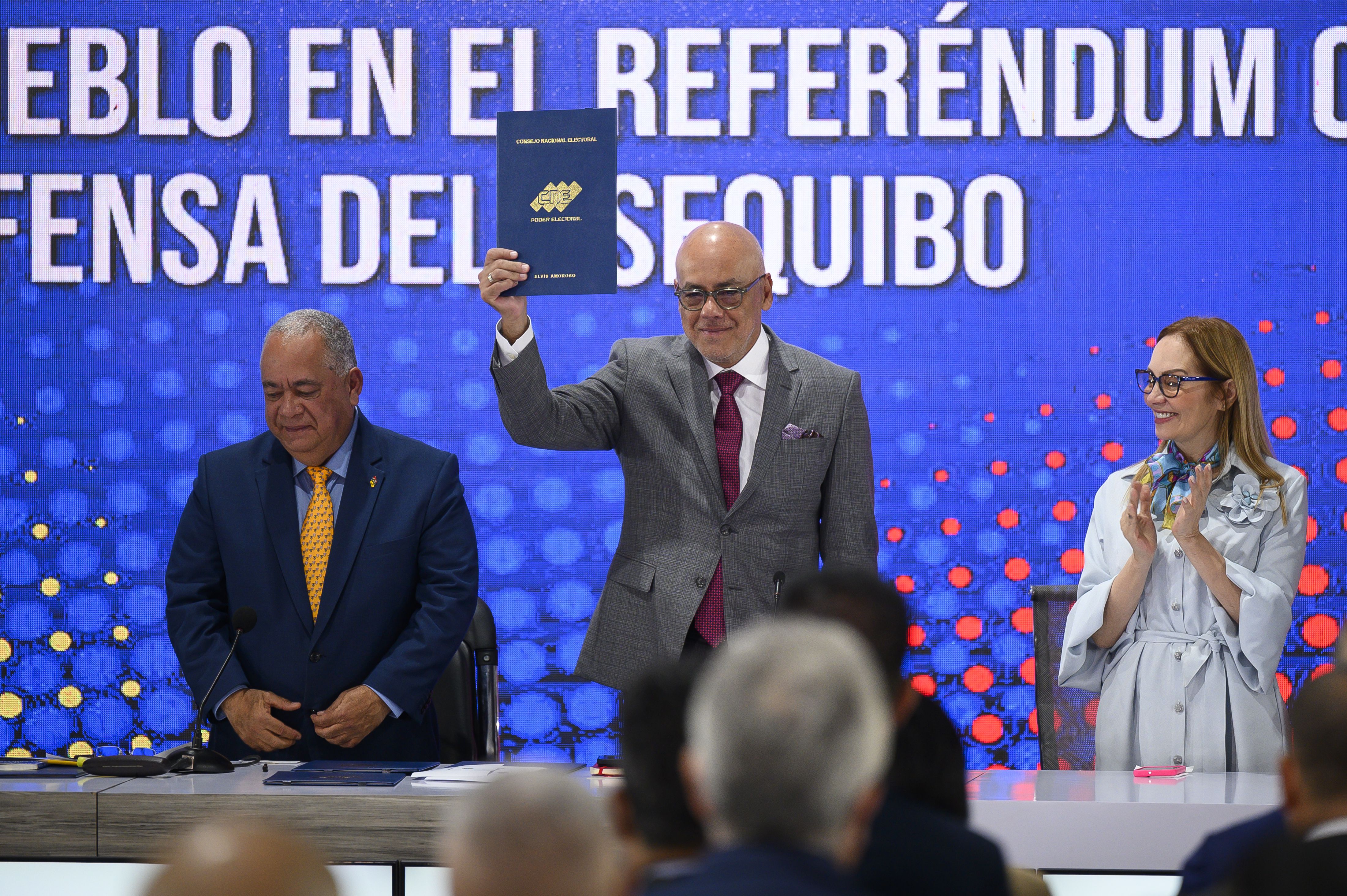 El presidente de la Asamblea Nacional de Venezuela, Jorge Rodríguez, muestra el acta de notificación del referéndum sobre la región del Esequibo, en diciembre de 2023. 