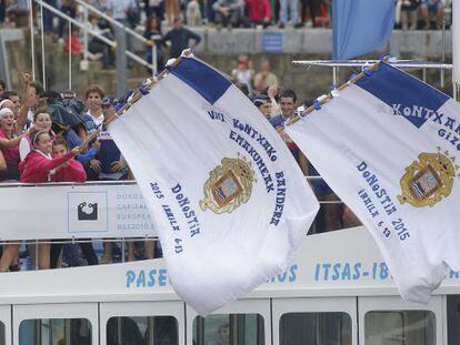 Las remeras de San Juan y los de Urdaibai ondean la bandera de La Concha tras los triunfos logrados por ambas traineras en las regatas de San Sebasti&aacute;n.