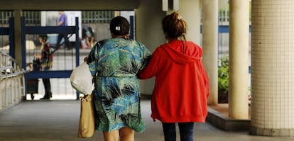 La menor que sufrió la violación en grupo abandona el Hospital Souza Aguiar, acompañada de su madre.