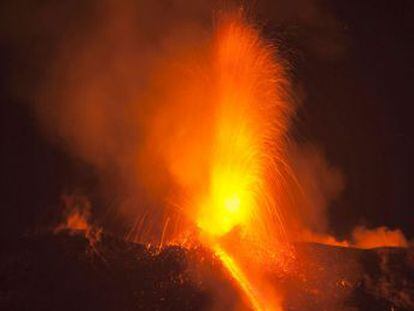 El volcán activo más alto de Europa expulsa un choro de lava visible desde las poblaciones cercanas