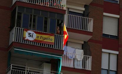 Pancarta a favor de la unidad de España cuelga de un balcón de Badalona (Barcelona).
