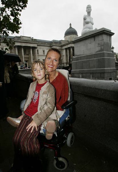 Lapper posa con su hijo Parys ante su estatua en Londres.