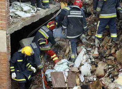 Los bomberos rescatan a una de las víctimas mortales causadas por la explosión de Palencia.
