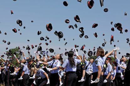 Los nuevos agentes de los Mossos y policías locales, celebran su graduación al finalizar el acto de entrega de los diplomas de la Escuela de Policía de Cataluña.