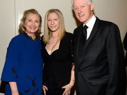 Barbra Streisand posa con Bill y Hillary  Clinton en el Lincoln Center de Nueva York, el 22 de abril de 2013. 