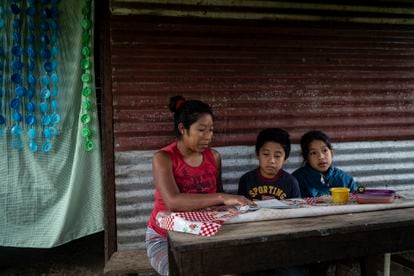 Claudia Gomez ayuda a sus hijos a estudiar, quienes dejaron de asistir a clases presenciales por la pandemia, en el municipio de Ocosingo, Chiapas. 