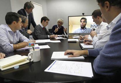 Beltr&aacute;n de la Lastra (de pie) dirige la reuni&oacute;n de la ma&ntilde;ana con los analistas de Besinver