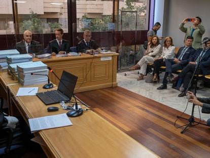 Los tres abogados de la minera Boliden y sus filiales, demandadas por el desastre de Aznalcóllar, en la audiencia previa celebrada en Sevilla este jueves.