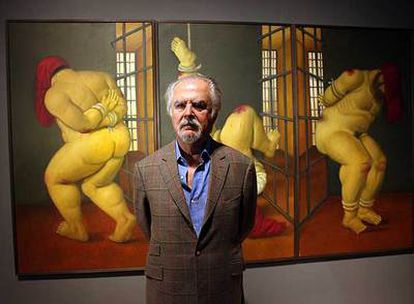 Fernando Botero, ayer, en el IVAM, delante de una de las obras de la serie <i>Abu Ghraib.</i>