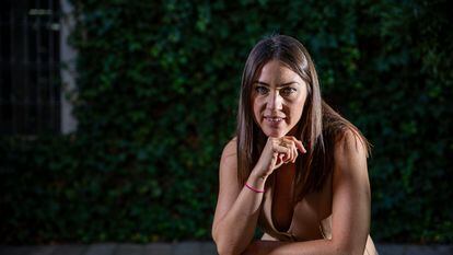 Alejandra Rivas, heladera y propietaria de Rocambolesc, posa en el jardín de El Celler de Can Roca.