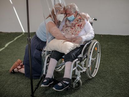 Una mujer abraza a su madre a través de un plástico este miércoles en una residencia de mayores en Valencia.
