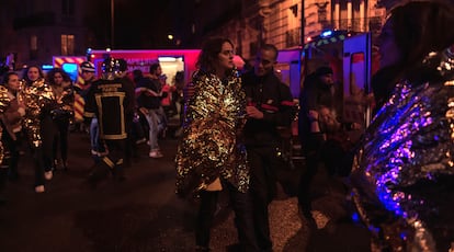 Noémie Merlant, en el rodaje de 'Un año, una noche', durante la secuencia de la evacuación de la sala Bataclan.
