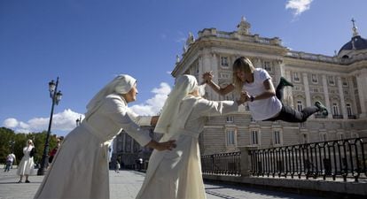 El artista realizó esta foto con la complicidad de tres monjas frente al Palacio Real de Madrid en 2010