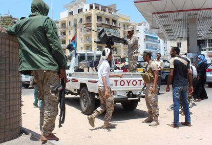 Fuerzas leales al presidente yemen&iacute;, Abdrabbo Mansur Hadi, montan guardia este lunes en la ciudad de Ad&eacute;n.