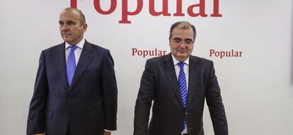 El aún presidente del Banco Popular, Ángel Ron (d), junto al consejero delegado de la entidad, Pedro Larena (i)