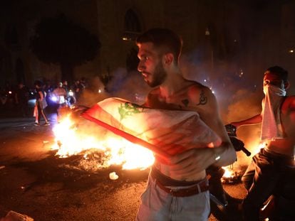 Unos manifestantes, la noche de este jueves durante los disturbios en Beirut.
