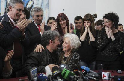 Guido Montoya Carlotto, en su primera comparecencia p&uacute;blica junto a su abuela.