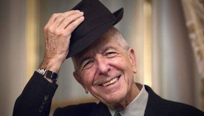 Leonard Cohen saluda a un grupo de en Par&iacute;s en 2012.