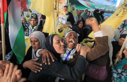 Familiares de los presos palestinos en huelga de hambre celebran el acuerdo por el que &eacute;stos pondr&aacute;n fin a la protesta.