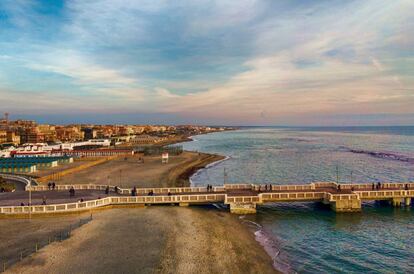 Atardecer en la playa del Lido de Ostia, el antiguo puerto de Roma.