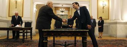 El líder de Syriza, Alexis Tsipras, jura su cargo como primer ministro ante el presidente de la Républica, Karolos Papoulias.