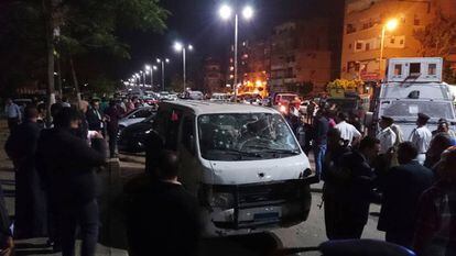La furgoneta policial tiroteada en Helwan, al sur de la capital egipcia.