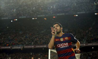 Suárez celebra uno de sus goles contra el Valencia.