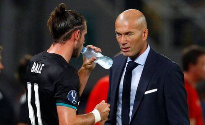 Bale charla con Zidane durante la Supercopa.