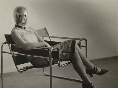 Una mujer posa en 1926 con una máscara de Oskar Schlemmer sobre la silla Wassily, de Marcel Breuer. En vídeo, el centenario de la Bauhaus en dos minutos.