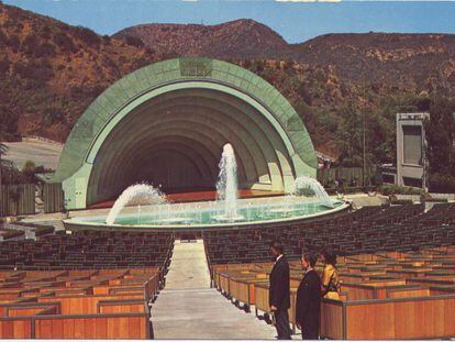 Las fuentes en funcionamiento del Hollywood Bowl, en 1953.