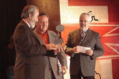 Millán recibe el premio de manos del alcalde de Huesca, Fernando Elboj. A la derecha, &#39;Forges&#39;.