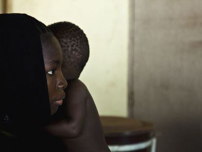 Una madre abrazando a su hijo su hijo en el centro de recuperación nutricional infantil de Virimadjo, en Bamako.